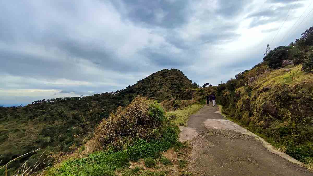 Narrow ridge road leading to Riverston Top viewpoint with hikers