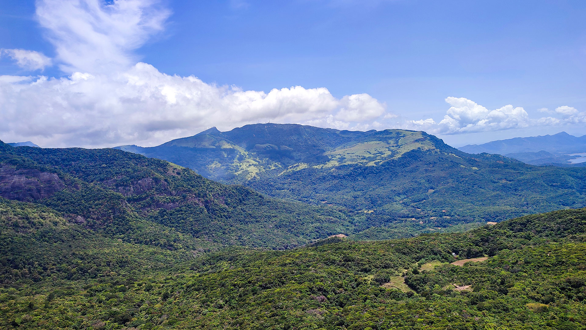 Mini World's End cliff at Pitawala Pathana overlooking Dumbara Valley